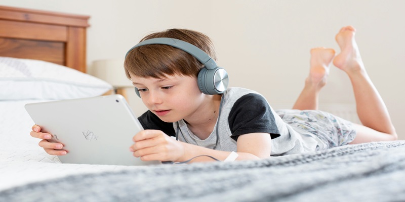 10-must-have-technological-tools-for-your-child’s-education-and-development-in-2024