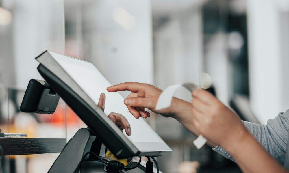 how-a-pos-system-helps-you-run-your-restaurant-smoothly